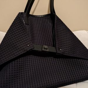 Akris triangle tote medium ai techno fabric